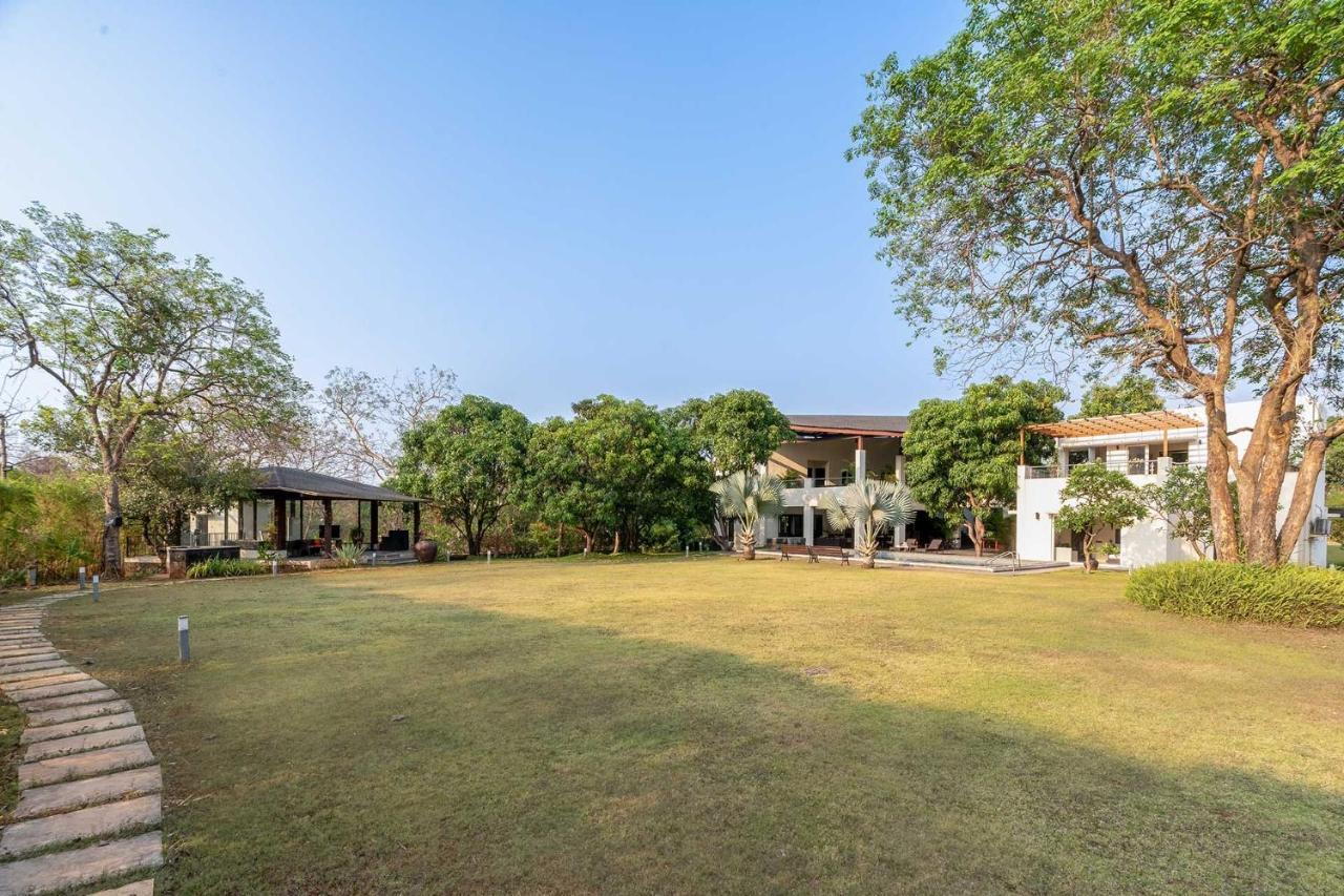 The Leaf By Stayvista - An Enchanting Escape Offering A Pool, Terrace, Lush Lawn, Contemporary Interiors, And Indoor Games Алибаг Экстерьер фото