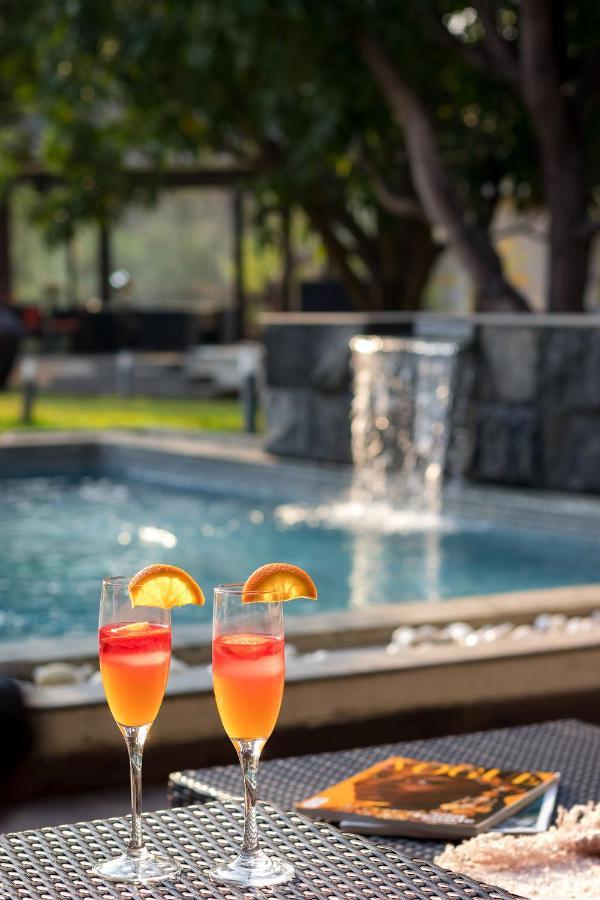 The Leaf By Stayvista - An Enchanting Escape Offering A Pool, Terrace, Lush Lawn, Contemporary Interiors, And Indoor Games Алибаг Экстерьер фото