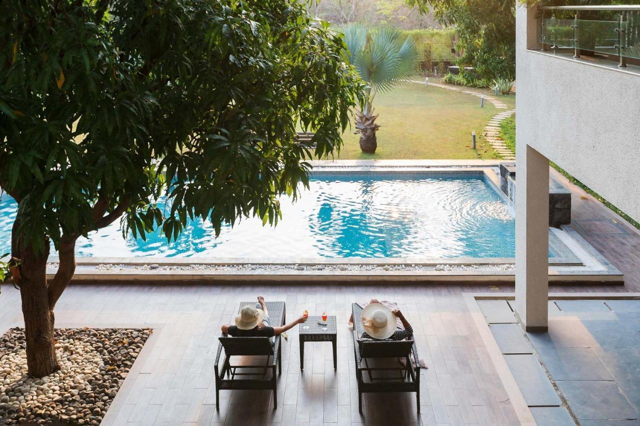 The Leaf By Stayvista - An Enchanting Escape Offering A Pool, Terrace, Lush Lawn, Contemporary Interiors, And Indoor Games Алибаг Экстерьер фото