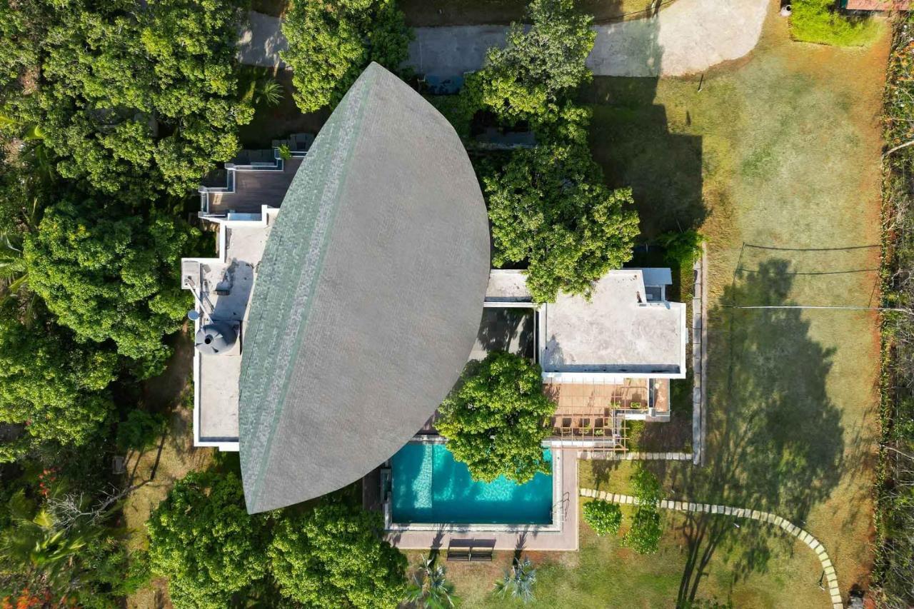 The Leaf By Stayvista - An Enchanting Escape Offering A Pool, Terrace, Lush Lawn, Contemporary Interiors, And Indoor Games Алибаг Экстерьер фото